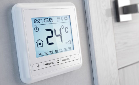 Photo d'un thermomètre mural mesurant la température d'une maison