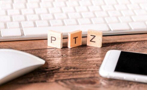 Photo d'un bureau avec les lettres ptz posé dessus