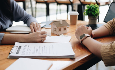 Photo de deux personnes en train de signer un contrat pour un prêt immobilier