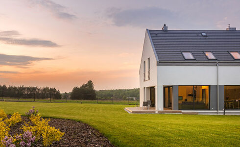 photo d'une maison neuve avec terrain