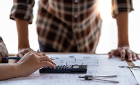Photo d'un groupe effectuant une étude de coûts pour une maison.