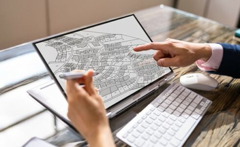 Photo d'un plan de division parcellaire pour construire sur un écran de tablette