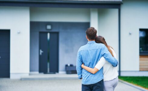 Couple se tenant devant leur logement adapté au vieillissement