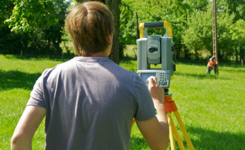 Géomètre effectuant le bornage d'un terrain